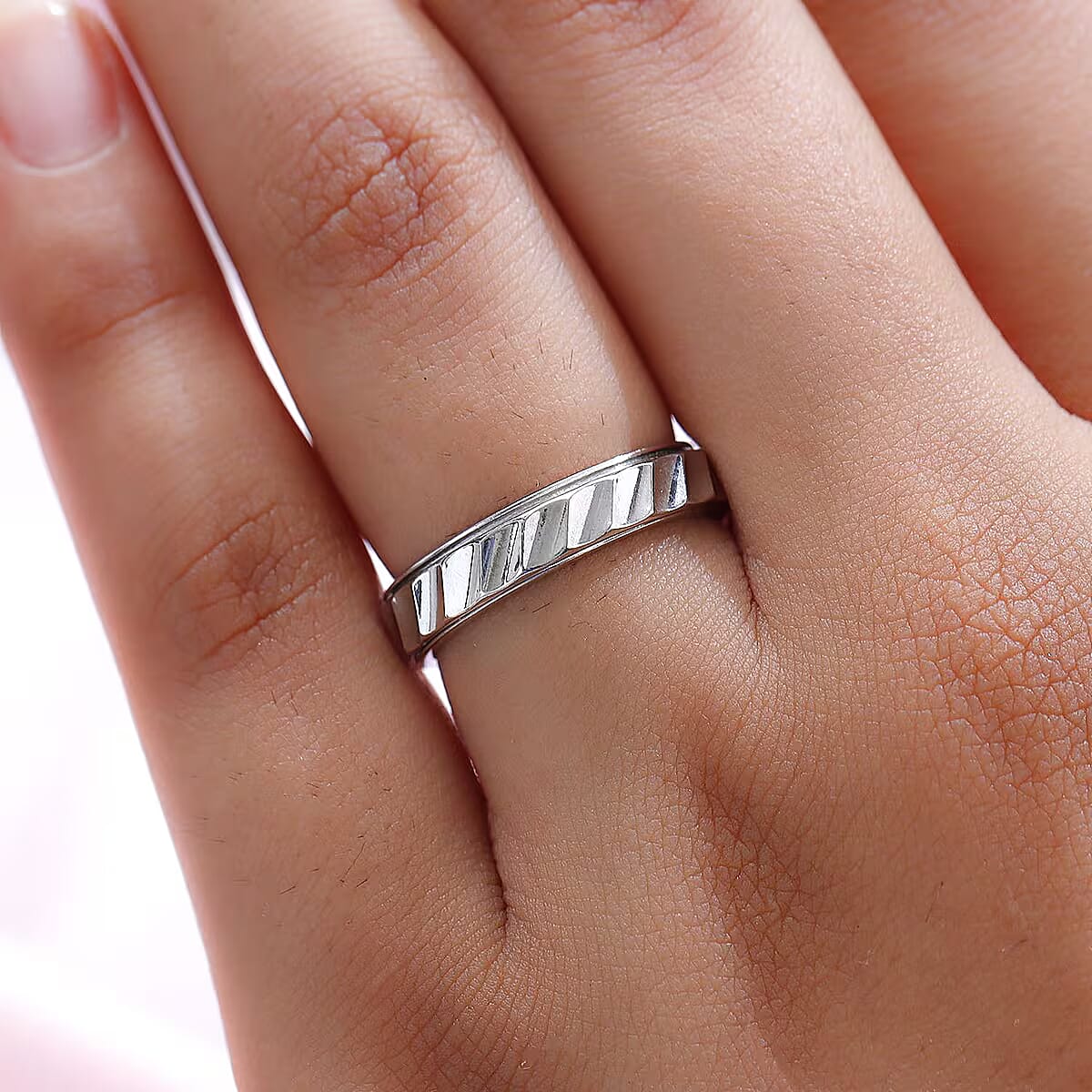 Diamond-cut Band Ring in Rhodium Over Sterling Silver (Size 10.5) 3.20 Grams image number 2