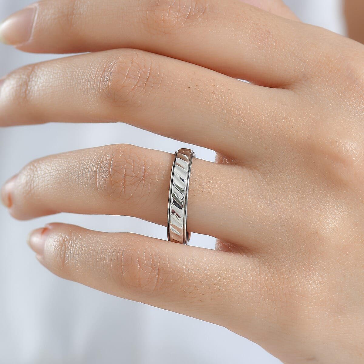 D'Joy Diamond-cut Band Ring in Rhodium Over Sterling Silver (Size 9.5) 3.20 Grams image number 2