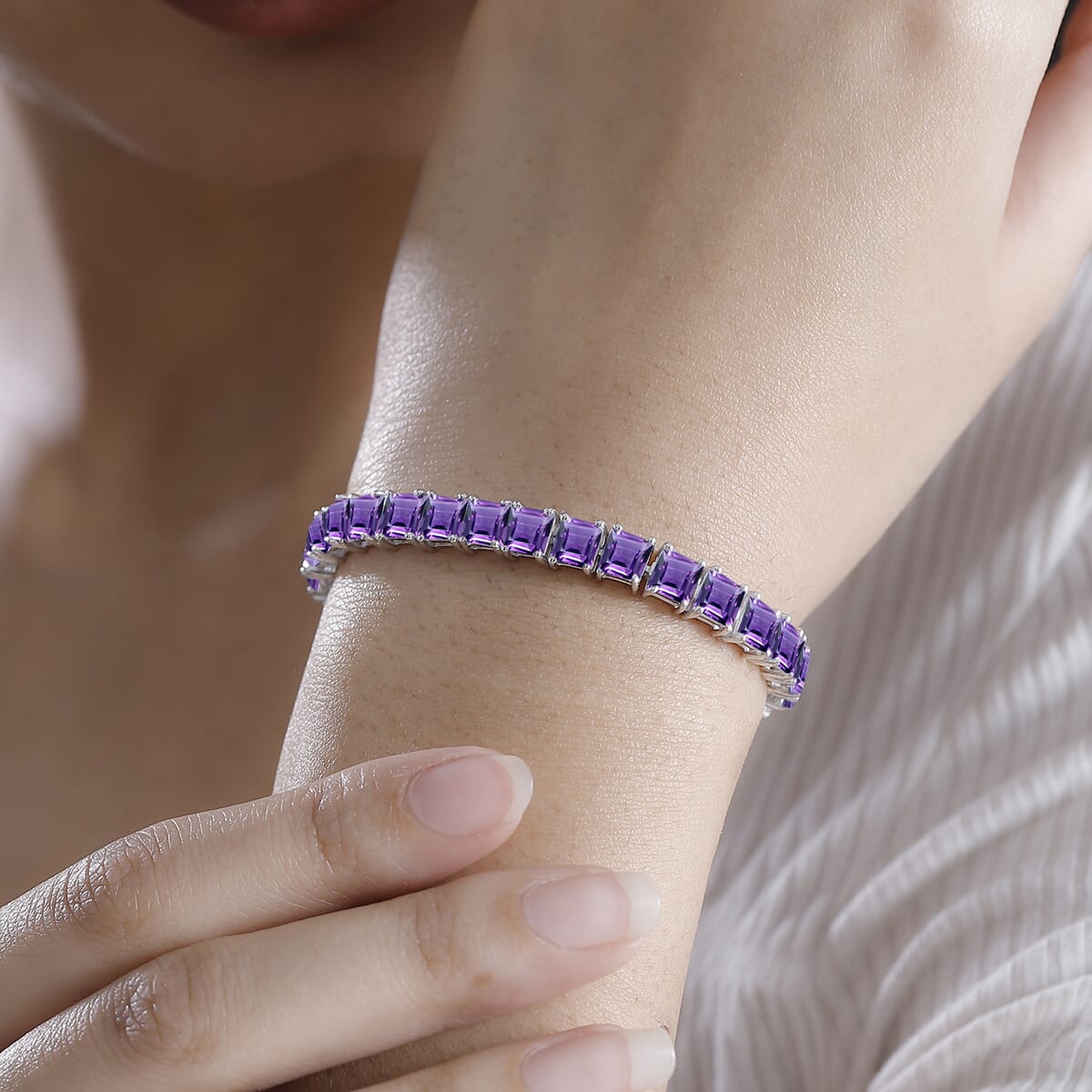 Premium African Amethyst 22.10 ctw Tennis Bracelet in Rhodium Over Sterling Silver (7.25 In) image number 1