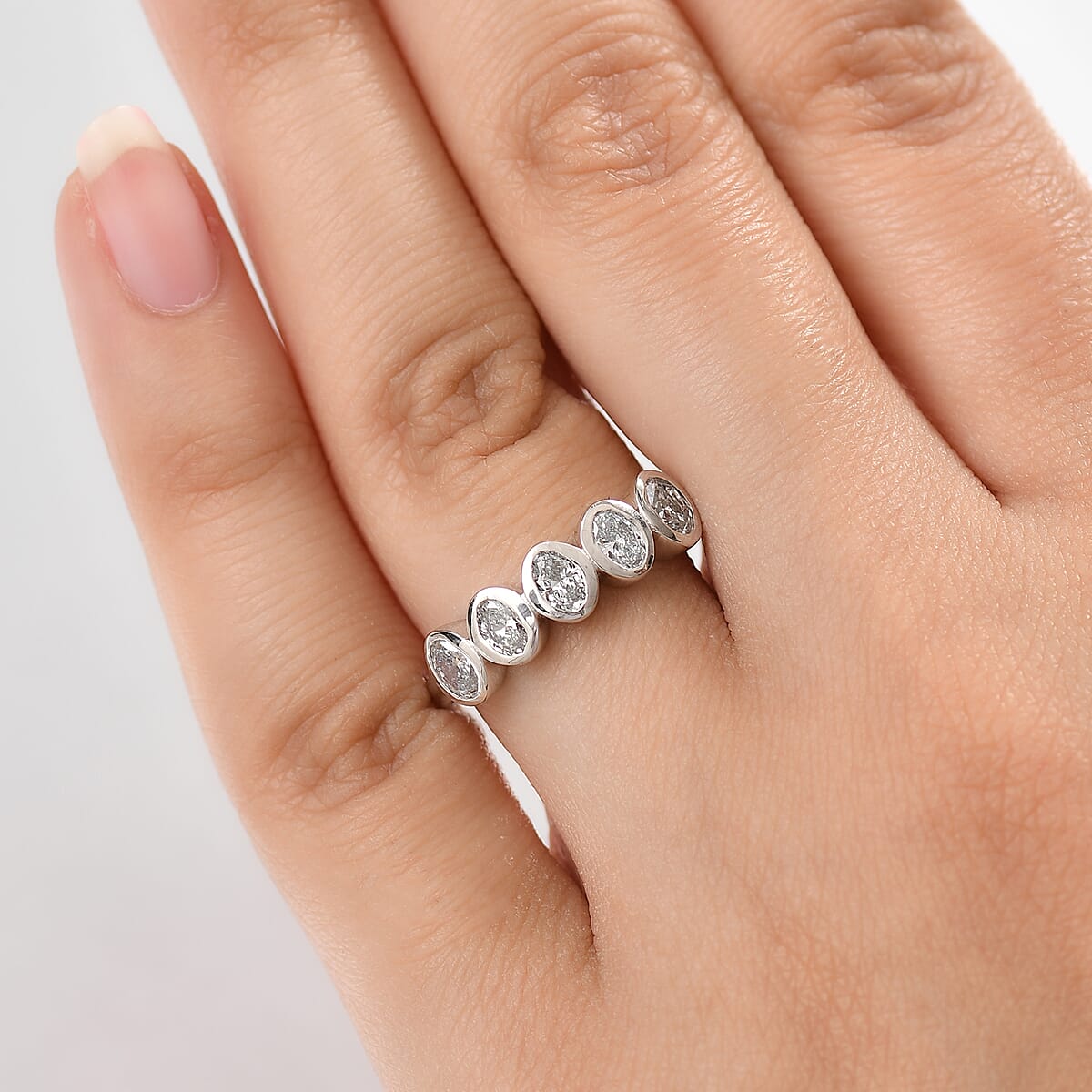 Luxuriant Lab Grown Diamond VS 1.00 ctw 5 Stone Ring in Rhodium Over Sterling Silver (Size 7.0)  image number 2