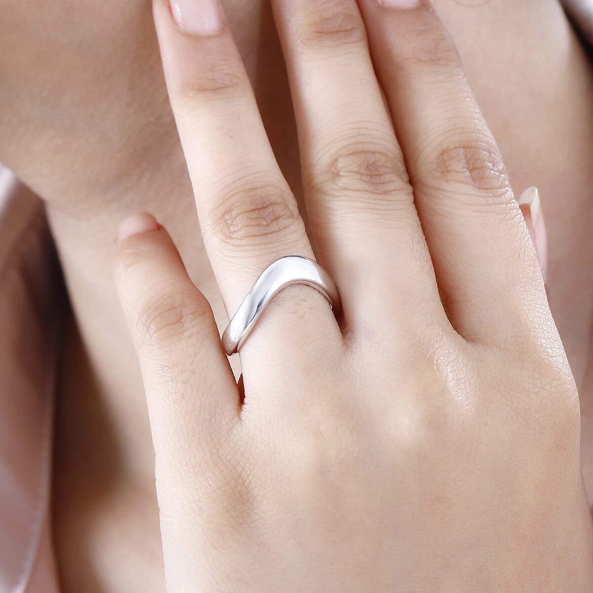 Band Ring in 10K White Gold (Size 4.5) 5 Grams image number 1