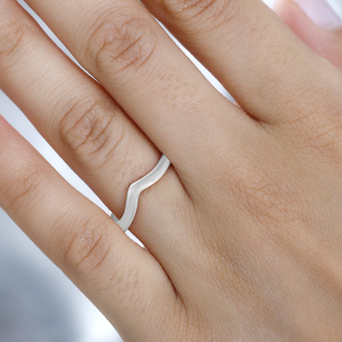 Chevron Ring in 10K White Gold 2.60 Grams image number 1