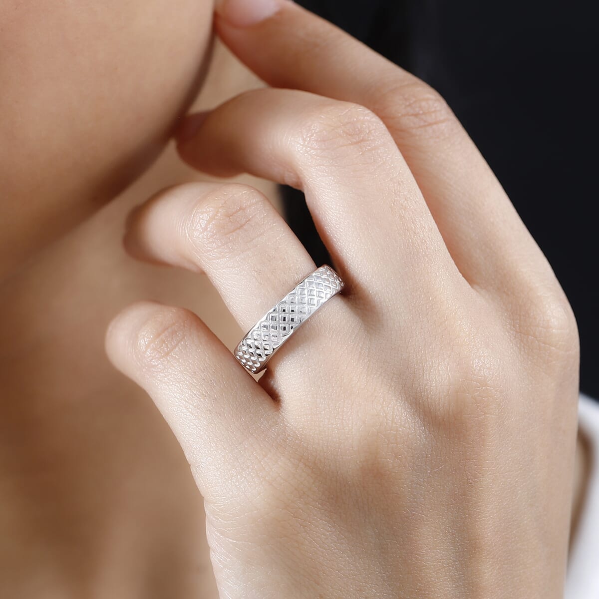Diamond-cut Band Ring in 10K White Gold (Size 4.5) 5.50 Grams image number 1