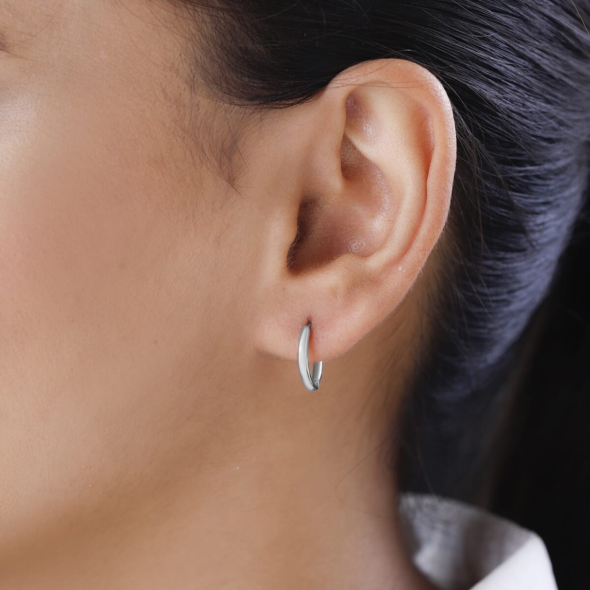Hoop Earrings in 10K White Gold 3 Grams image number 1