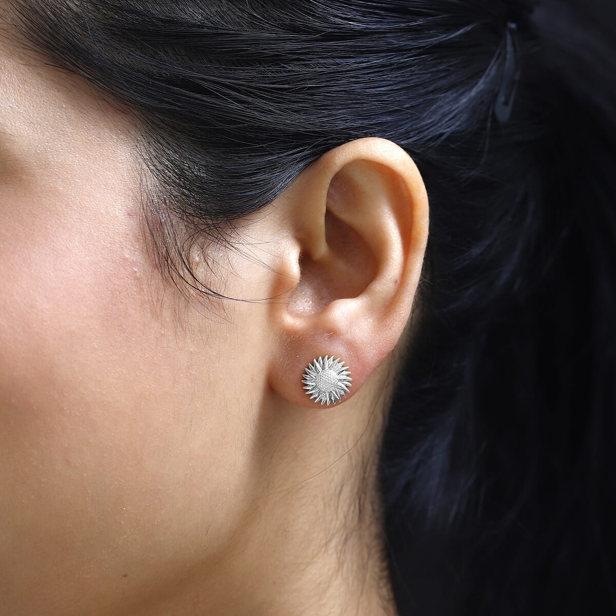 Sunflower Earrings in 10K White Gold 2.70 Grams image number 1