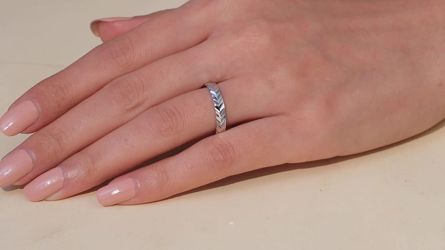 Diamond-cut Band Ring in 10K White Gold (Size 10.0) 2.50 Grams