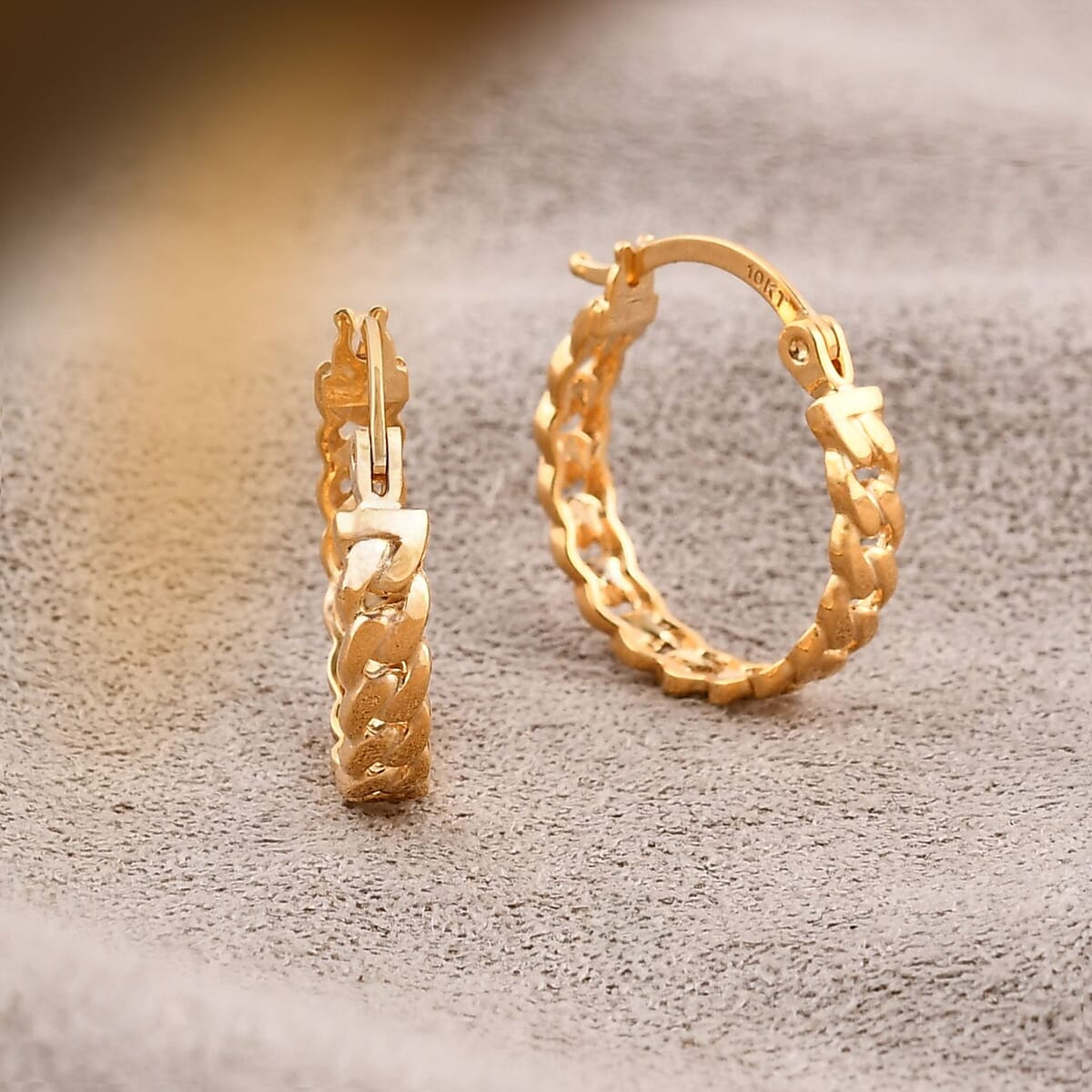 Curb Chain Hoop Earrings in 10K Yellow Gold 2.05 Grams image number 1