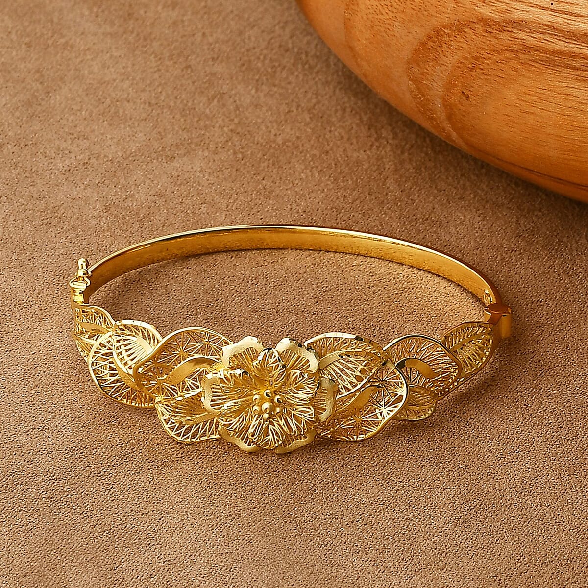 Blooming Flower Bangle Bracelet in 10K Yellow Gold (7.25 In) 8.65 Grams image number 1