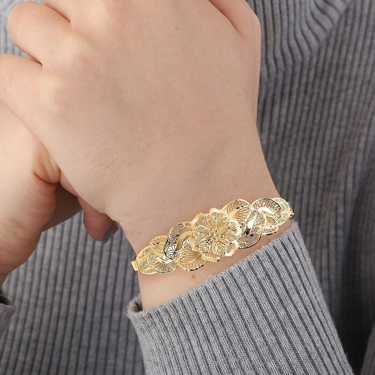 Blooming Flower Bangle Bracelet in 10K Yellow Gold (7.25 In) 8.65 Grams image number 2