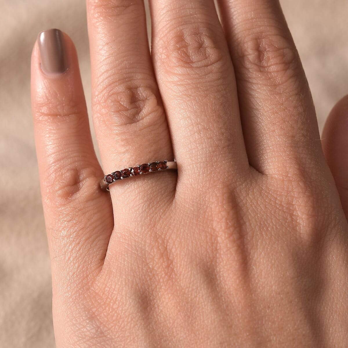 Anthill Garnet 0.35 ctw 7 Stone Ring in Stainless Steel (Size 10.0) image number 2