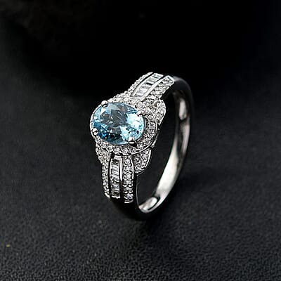 950 Platinum  AAAA  Santamaria Aquamarine   White Diamond  VS2 Main Stone With Side Stone Ring ,  Platinum Wt. 5.64 g 1.62 ctw