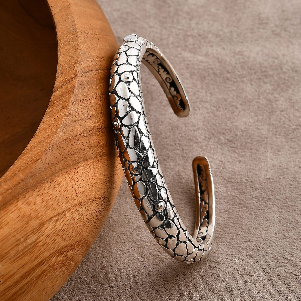 Bali Legacy Sterling Silver Pebble Texture Cuff Bracelet (8.0 In) 33.09 Grams image number 1