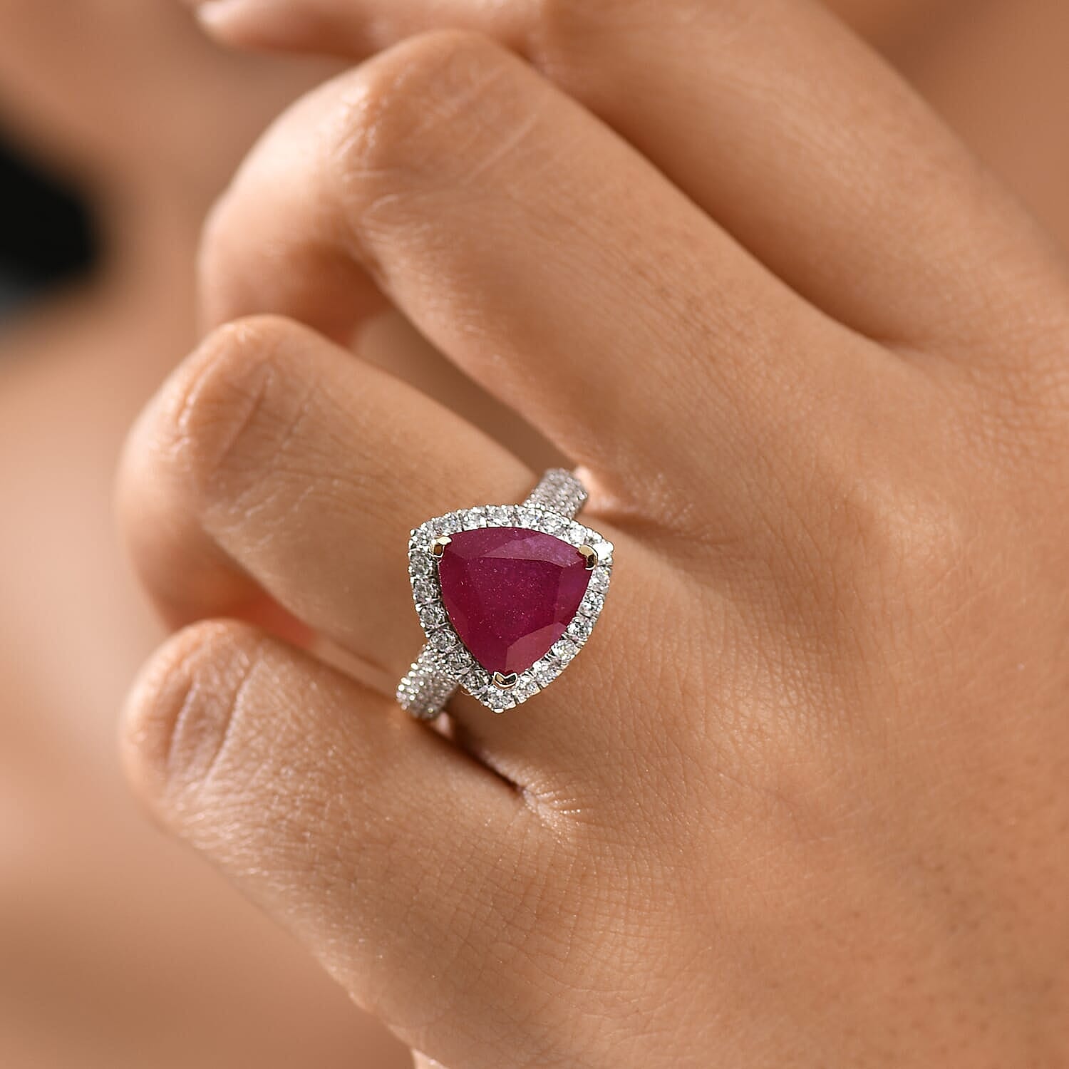 10K Yellow Gold AAA Niassa Ruby, Luxuriant Lab Grown Diamond (E-F, VS) (0.87 cts) Ring (Size 10.5) 7.30 ctw