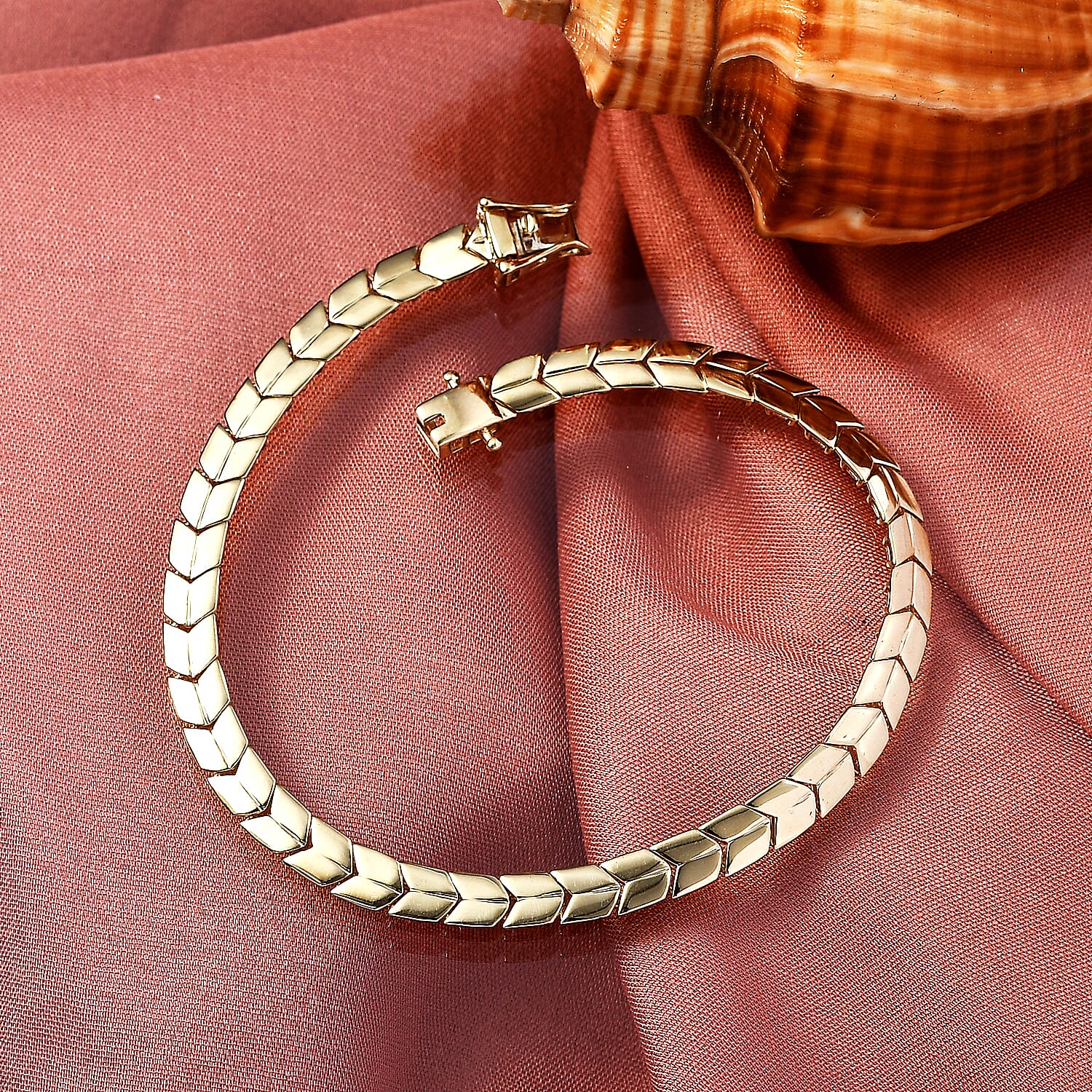 Luxoro Chevron Link Bracelet in 10K Yellow Gold (7.25 In) 7.15 Grams