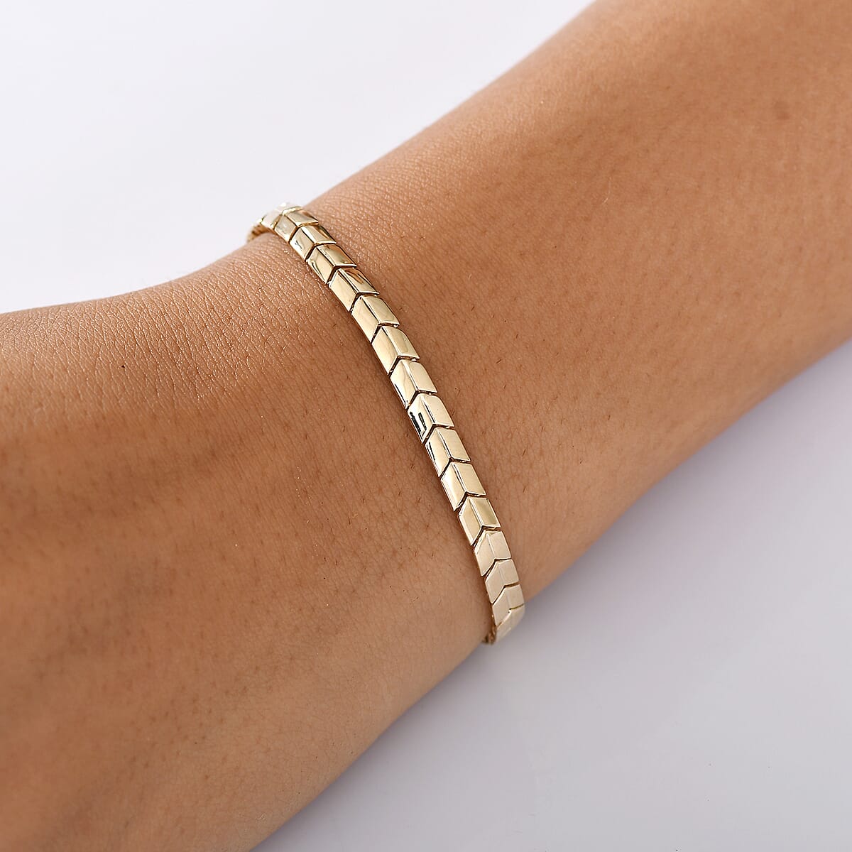 Luxoro Chevron Link Bracelet in 10K Yellow Gold (8.00 In) 8.30 Grams image number 2