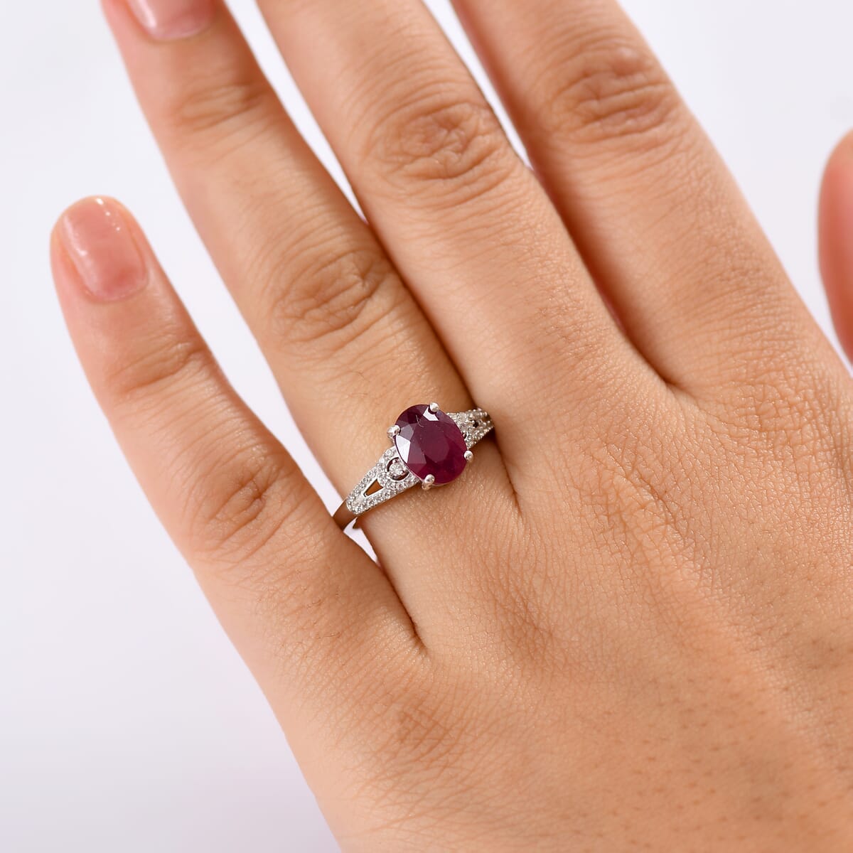 D'Joy Niassa Ruby (FF) and White Zircon 3.00 ctw Art Deco Ring in Rhodium Over Sterling Silver (Size 7.0) image number 2
