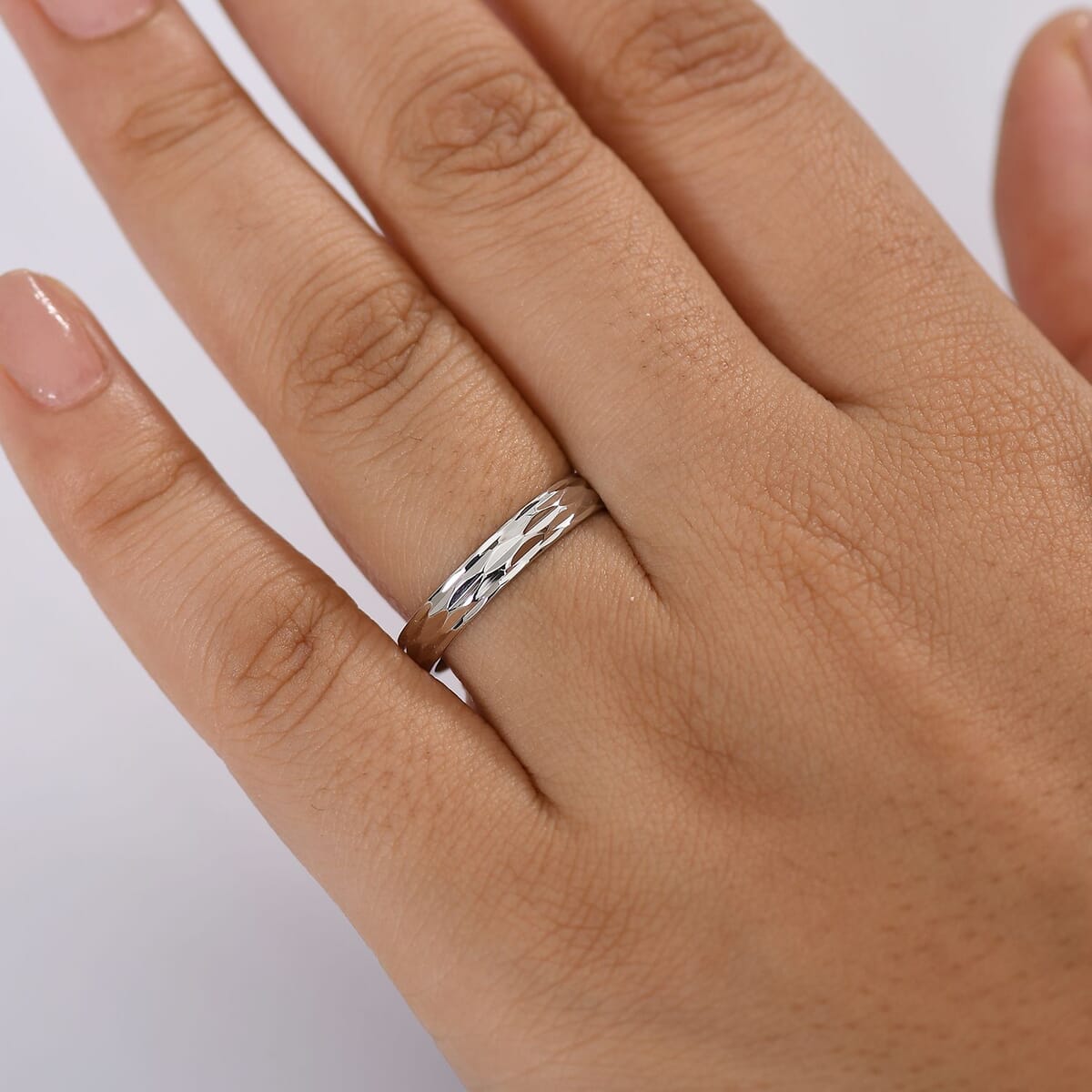 950 Platinum Diamond-Cut Band Ring (Size 7.0) 3.35 Grams image number 2