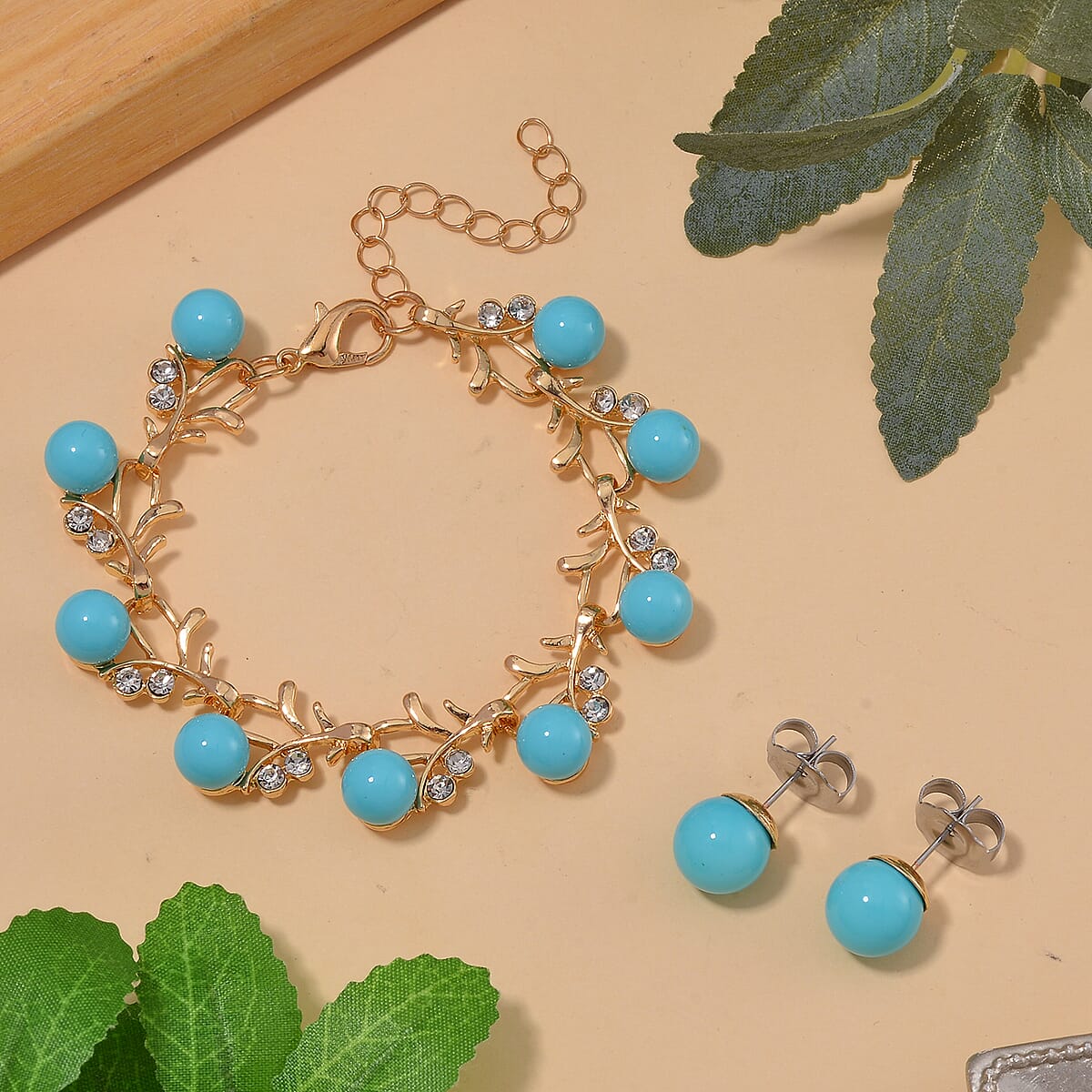 Sleeping Beauty Color Shell Pearl and Austrian Crystal Bracelet in Goldtone (6.50-8.50In) image number 1