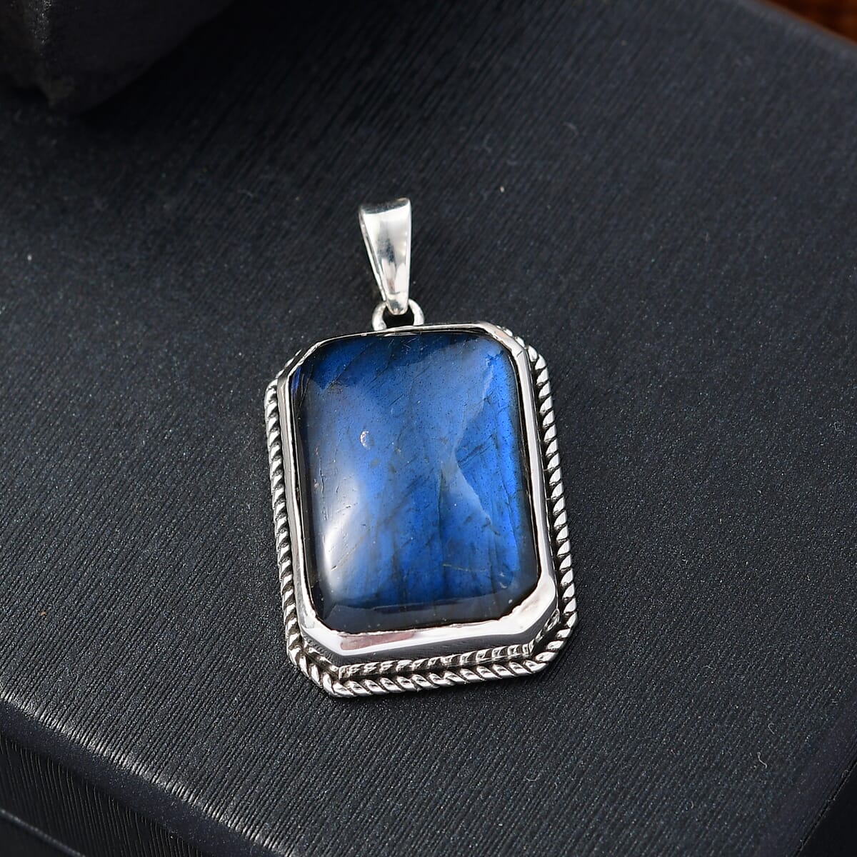 D’joy Artisan Crafted Malagasy Labradorite 20.20 Men's Pendant without Chain in Sterling Silver image number 1