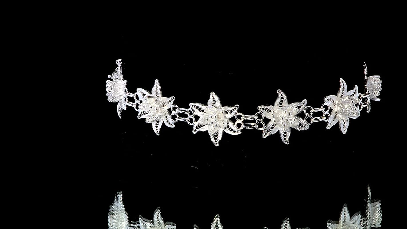 Artistry Tarakashi Collection Floral Bracelet in Sterling Silver (6.50 In) 7.75 Grams
