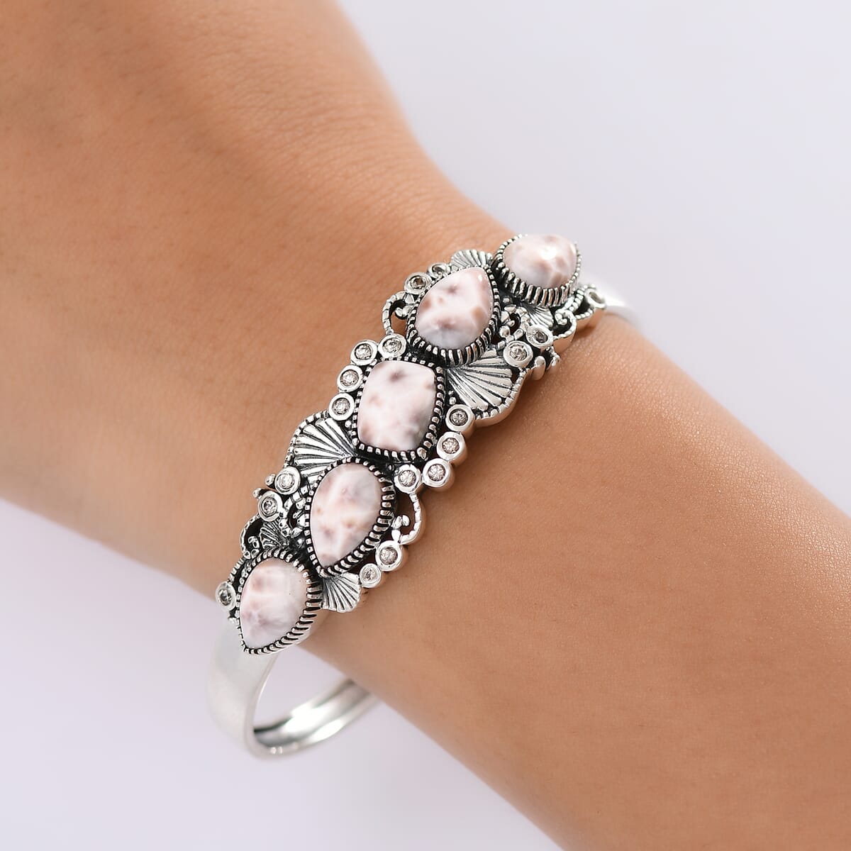 D'Joy Artisan Crafted Pink Natrolite and Natural Champagne Zircon 14.55 ctw Oceanic Beauty Cuff Bracelet in Sterling Silver (7.25 In) image number 2
