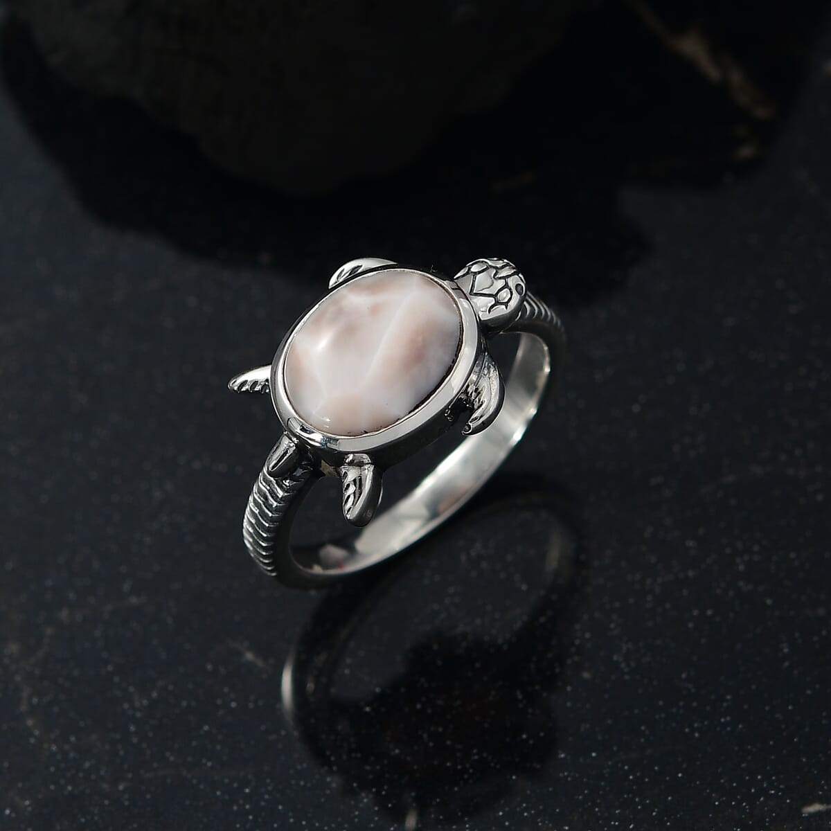 D'Joy Pink Natrolite 2.30 ctw Turtle Ring in Sterling Silver (Size 10.0) image number 1