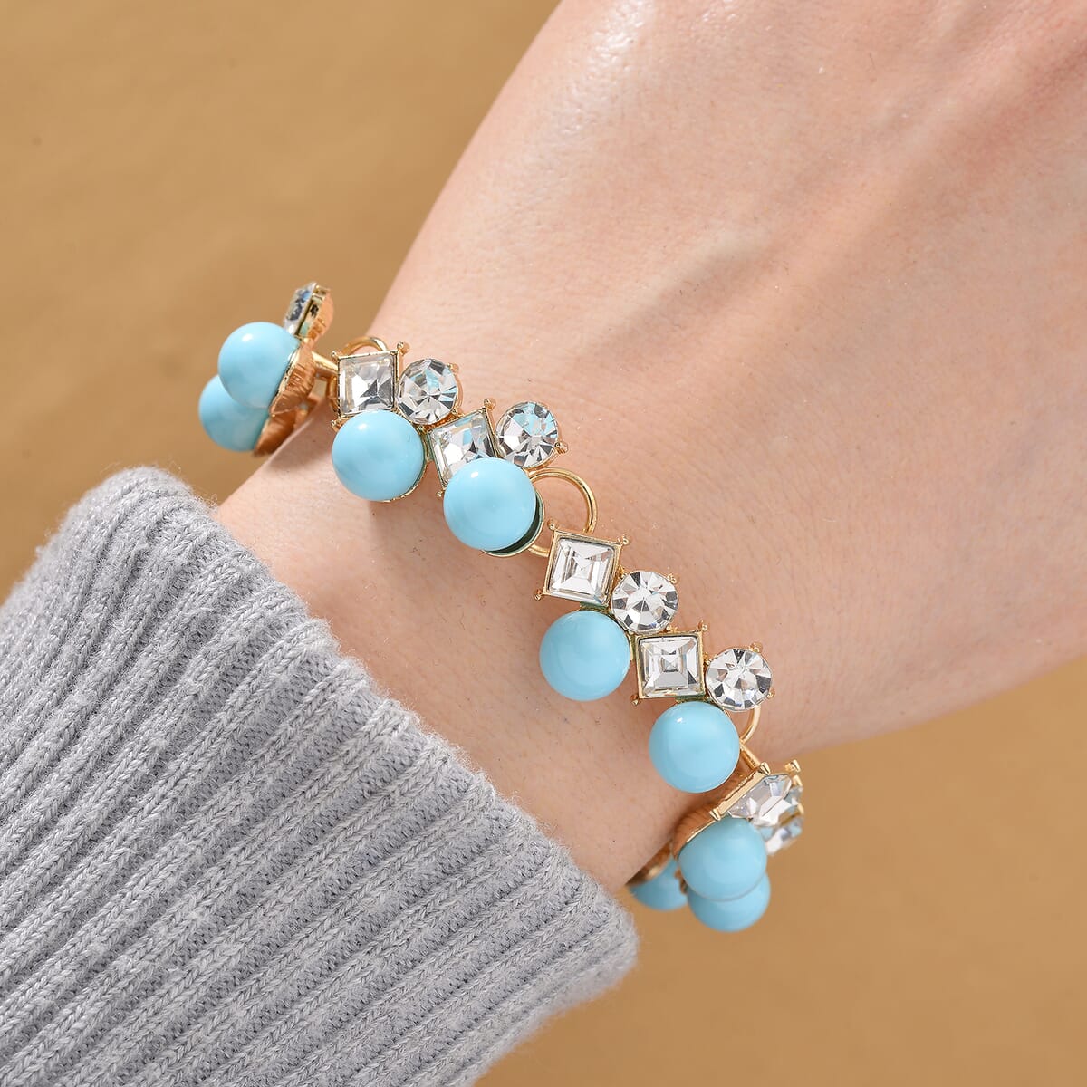 Sleeping Beauty Color Shell Pearl and Austrian Crystal Bracelet in Goldtone (6.50-8.0In) image number 1