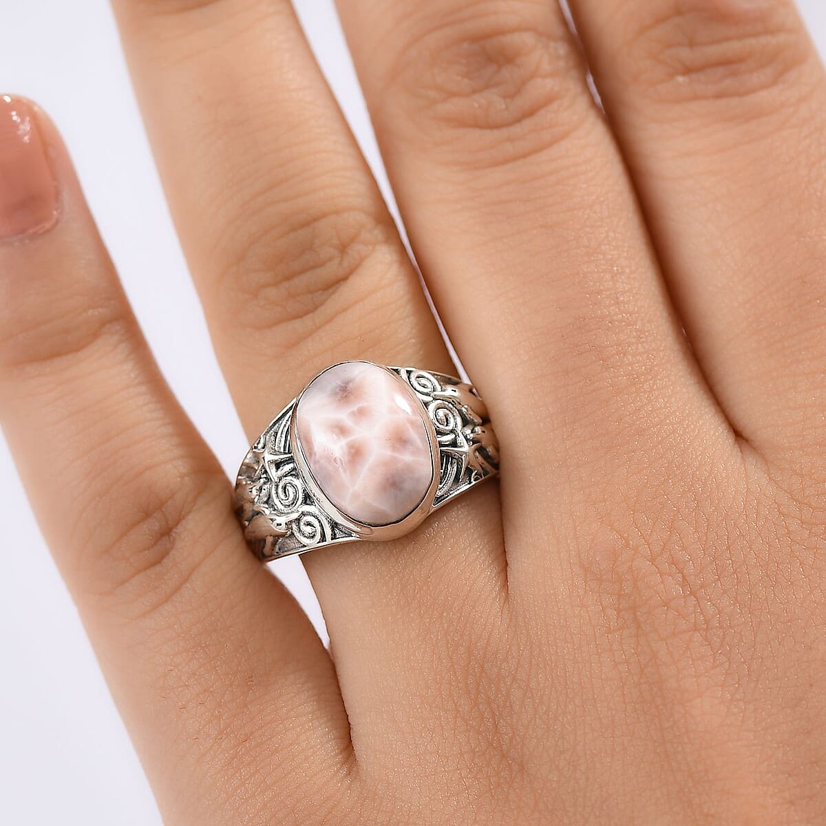 D'Joy Artisan Crafted Pink Natrolite 5.35 ctw Dolphin Ring in Sterling Silver (Size 7.0) image number 2