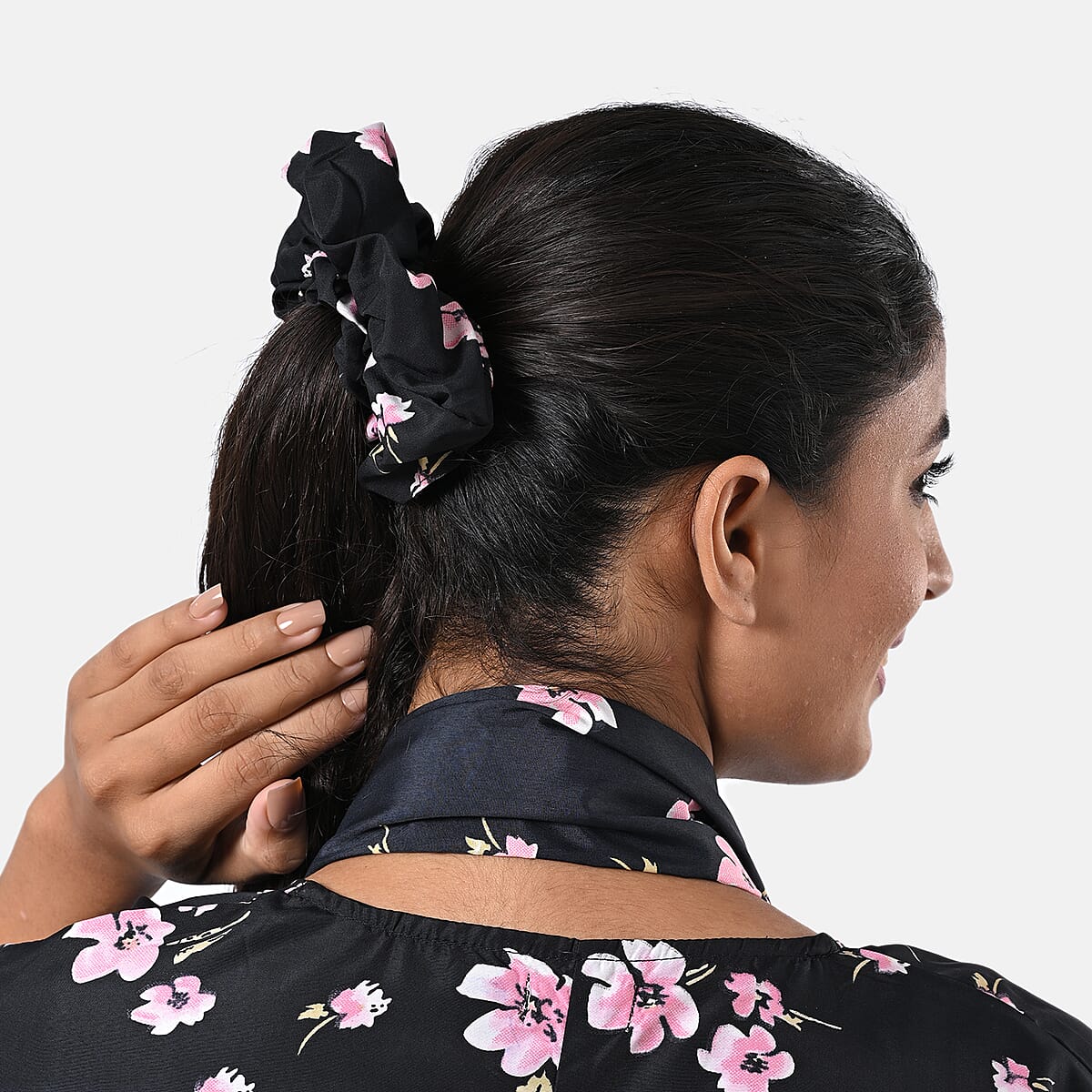 Pink Floral Polyester Kimono (30x24), Scrunchie (28x3.5) and Scarf (68x 12)  image number 7