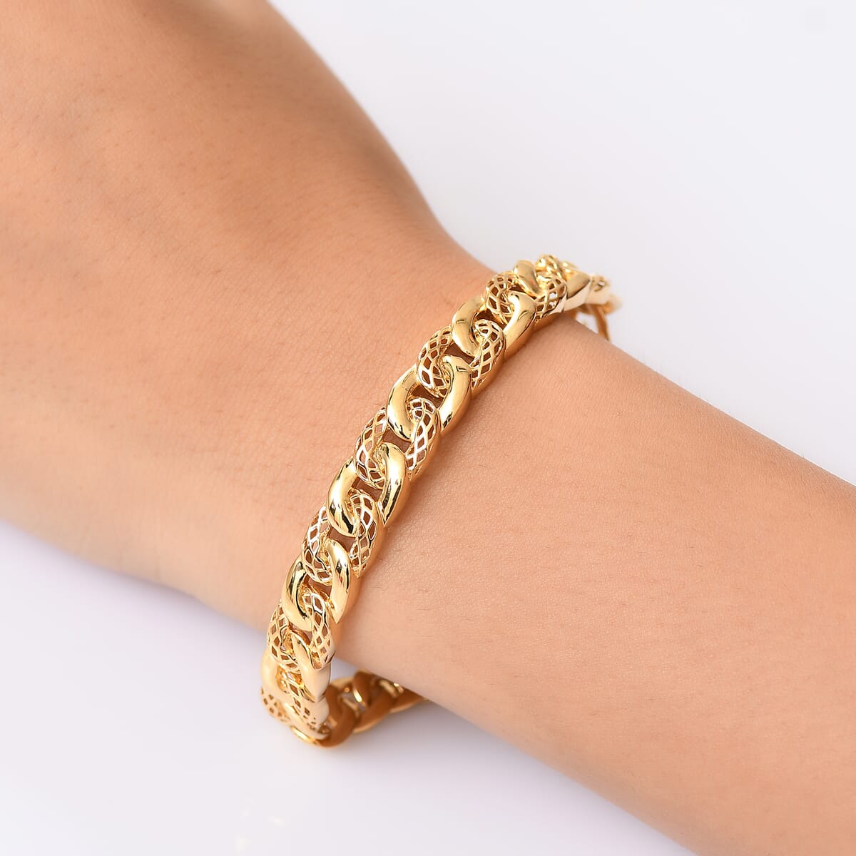 D'Joy Passport to Turkey Curb Link Chain in 18K Vermeil Yellow Gold Over Sterling Silver Bracelet (7.25 In) 19.70 Grams image number 2