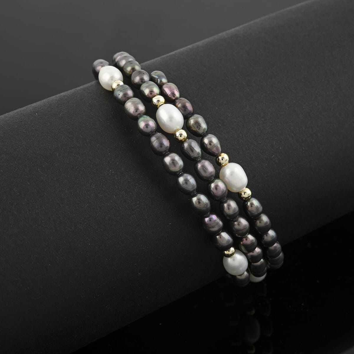 Black & White Freshwater Pearl (D) Memory Wire Bracelet (7 In) image number 1