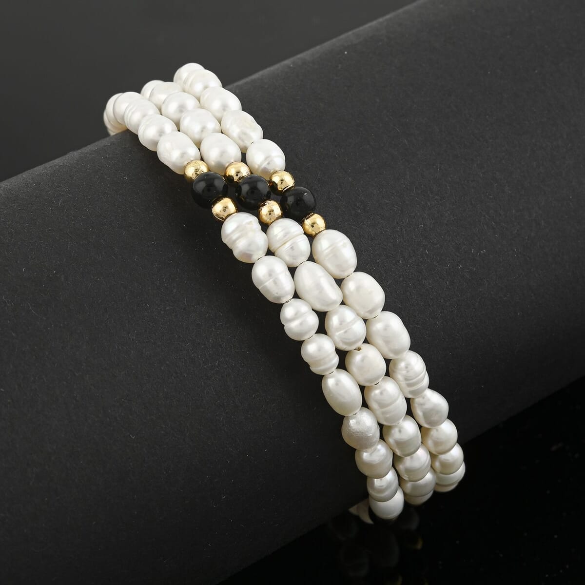 White Freshwater Pearls with Black Onyx 7.00 ctw Beads Memory Wire Bracelet (7 In) image number 1