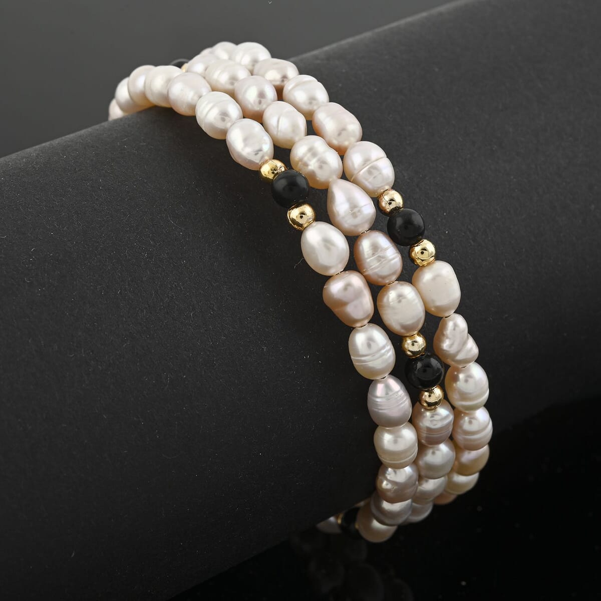 Pink Freshwater Pearls with Black Onyx 7.00 ctw Beads Memory Wire Bracelet (7 In) image number 1
