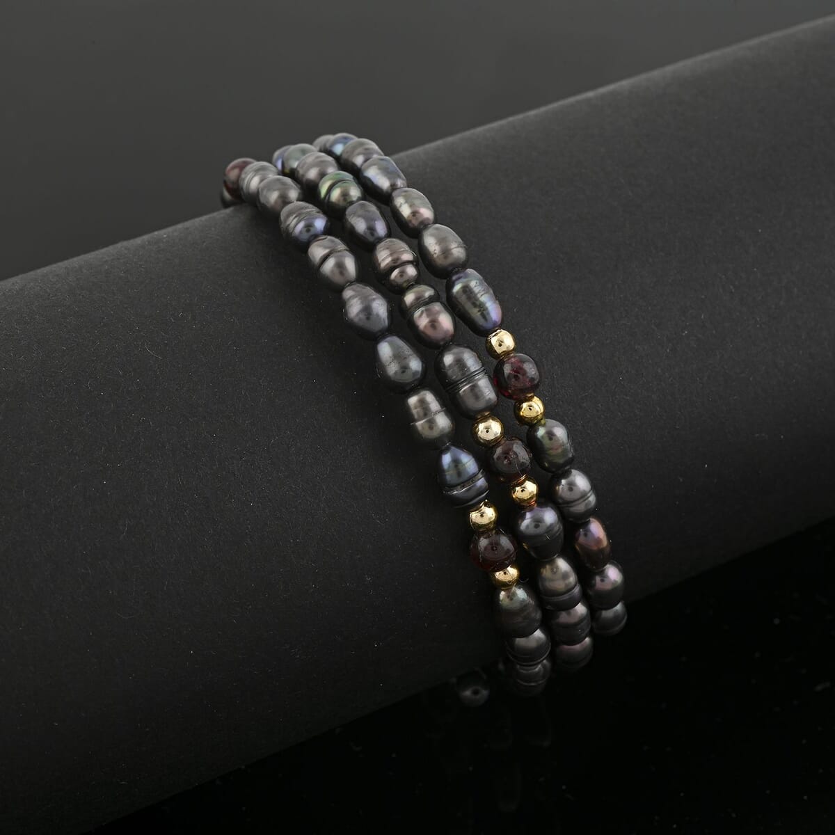 Black Freshwater Pearls with Garnet 7.00 ctw Beads Memory Wire Bracelet (7 In) image number 1