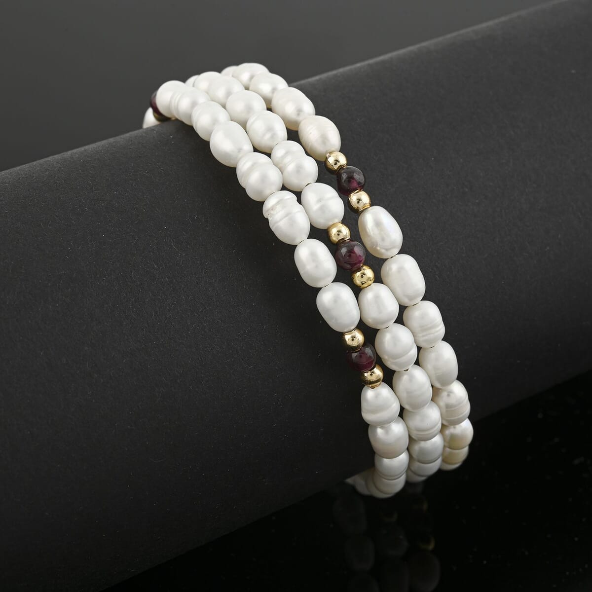 White Freshwater Pearls with Purple Quartz 7.00 ctw Beads Memory Wire Bracelet in Goldtone (7 In) image number 1