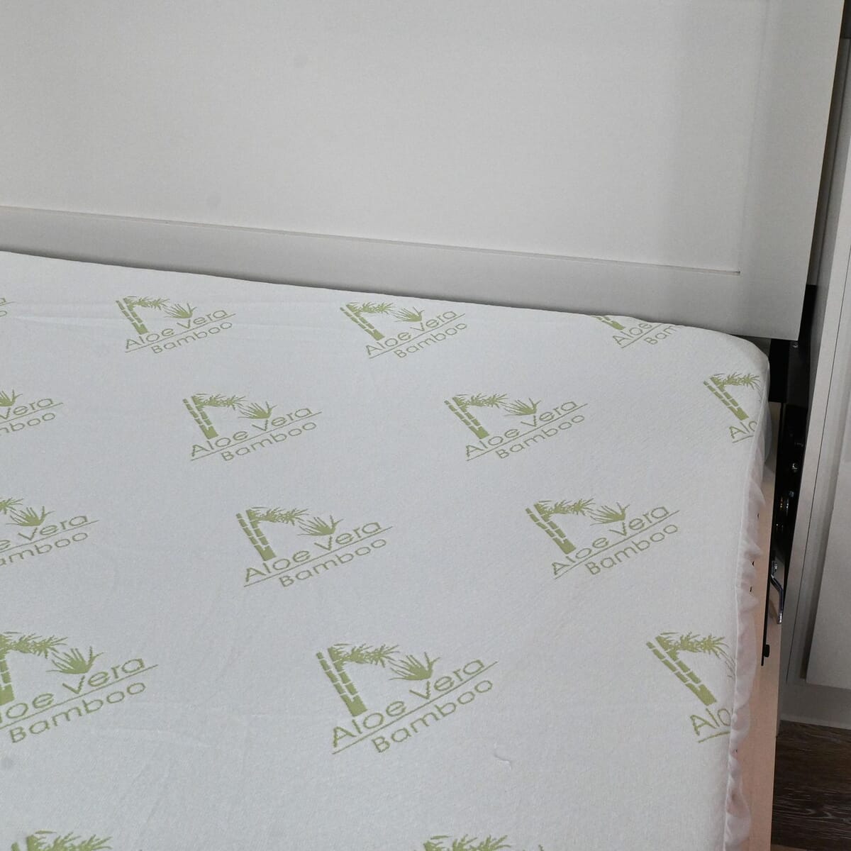 Supreme Living Bamboo Infused Mattress Protector -Queen image number 2
