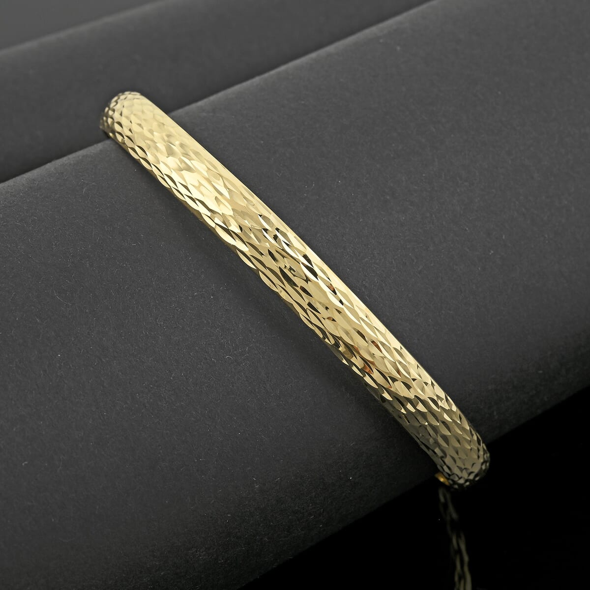 Italian 10K Yellow Gold Diamond-Cut Hinged Bangle Bracelet (7.25 In) 3.6 Grams image number 1