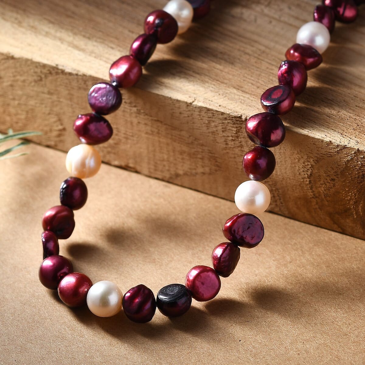 Burgundy and White Freshwater Pearl (D) Necklace in Platinum Bond 18 Inches image number 1