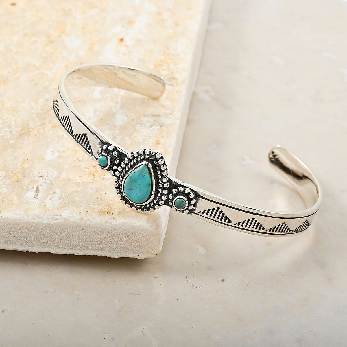 Santa Fe Style Kingman Turquoise 9.00 ctw Cuff Bracelet Sterling Silver (7.00 In) image number 1