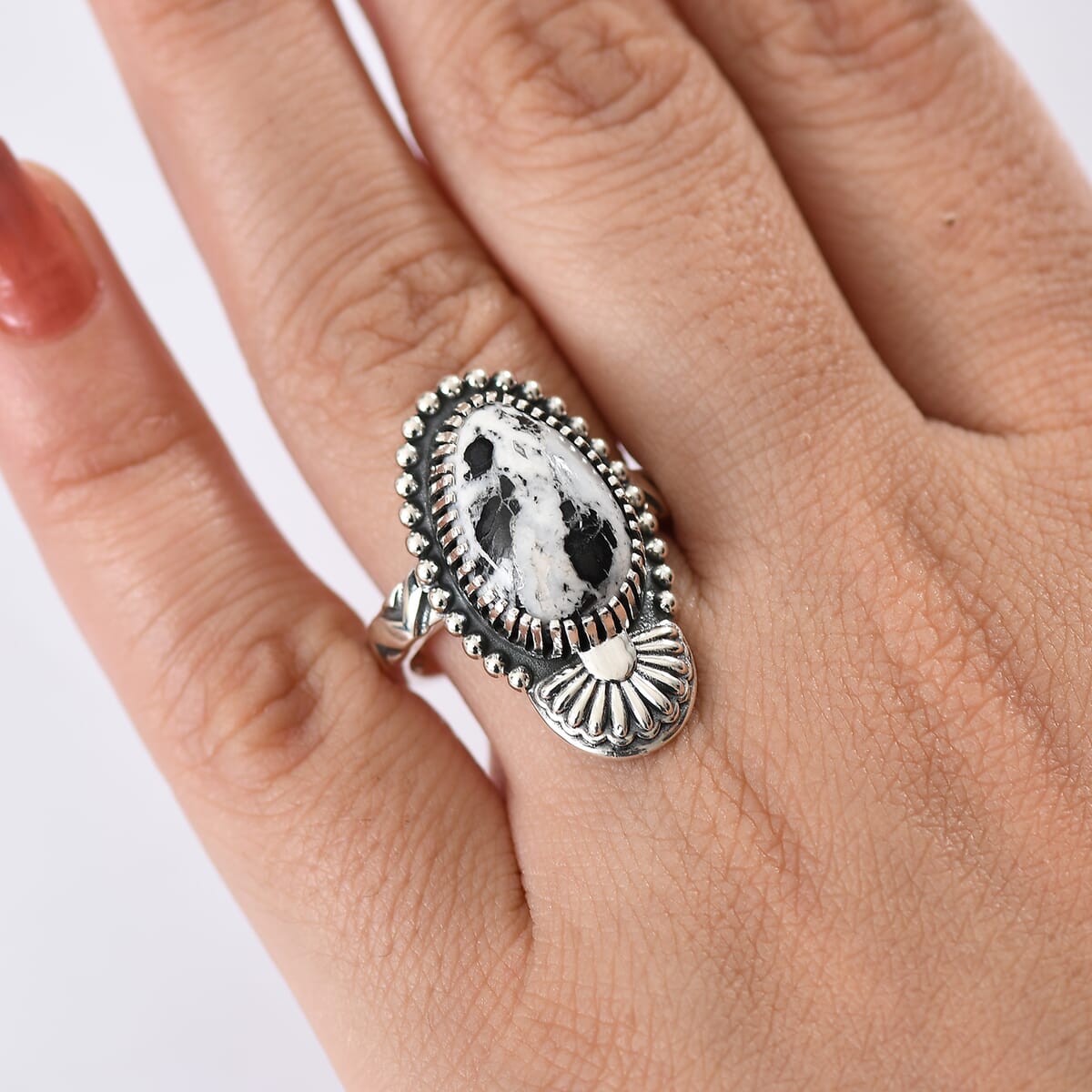 D'Joy Artisan Crafted White Buffalo 6.70 ctw Ring in Sterling Silver (Size 10.0)  image number 2