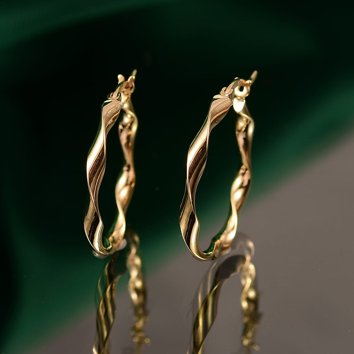 Hoop Earrings in 10K Yellow Gold 1.37 Grams image number 1