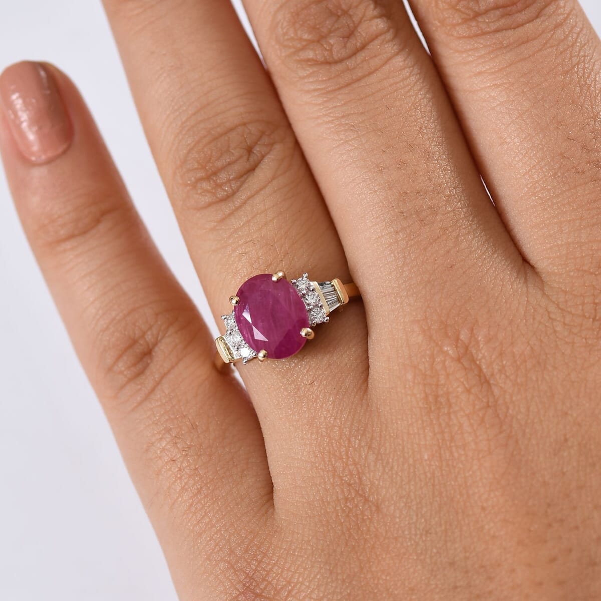 Luxoro AAA Montepuez Ruby and I1 Diamond 4.10 ctw Ring in 10K Yellow Gold (Size 7.0) image number 2