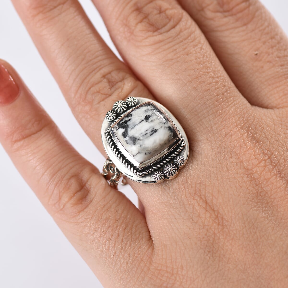 D’Joy Artisan Crafted White Buffalo 8.25 ctw Ring in Sterling Silver (Size 10.0)  image number 2