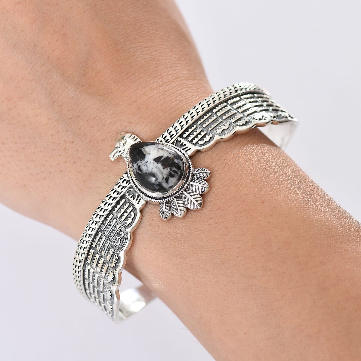 D'Joy Artisan Crafted White Buffalo 9.20 ctw Thunderbird Spirit Cuff Bracelet in Sterling Silver (7.25 In) image number 2