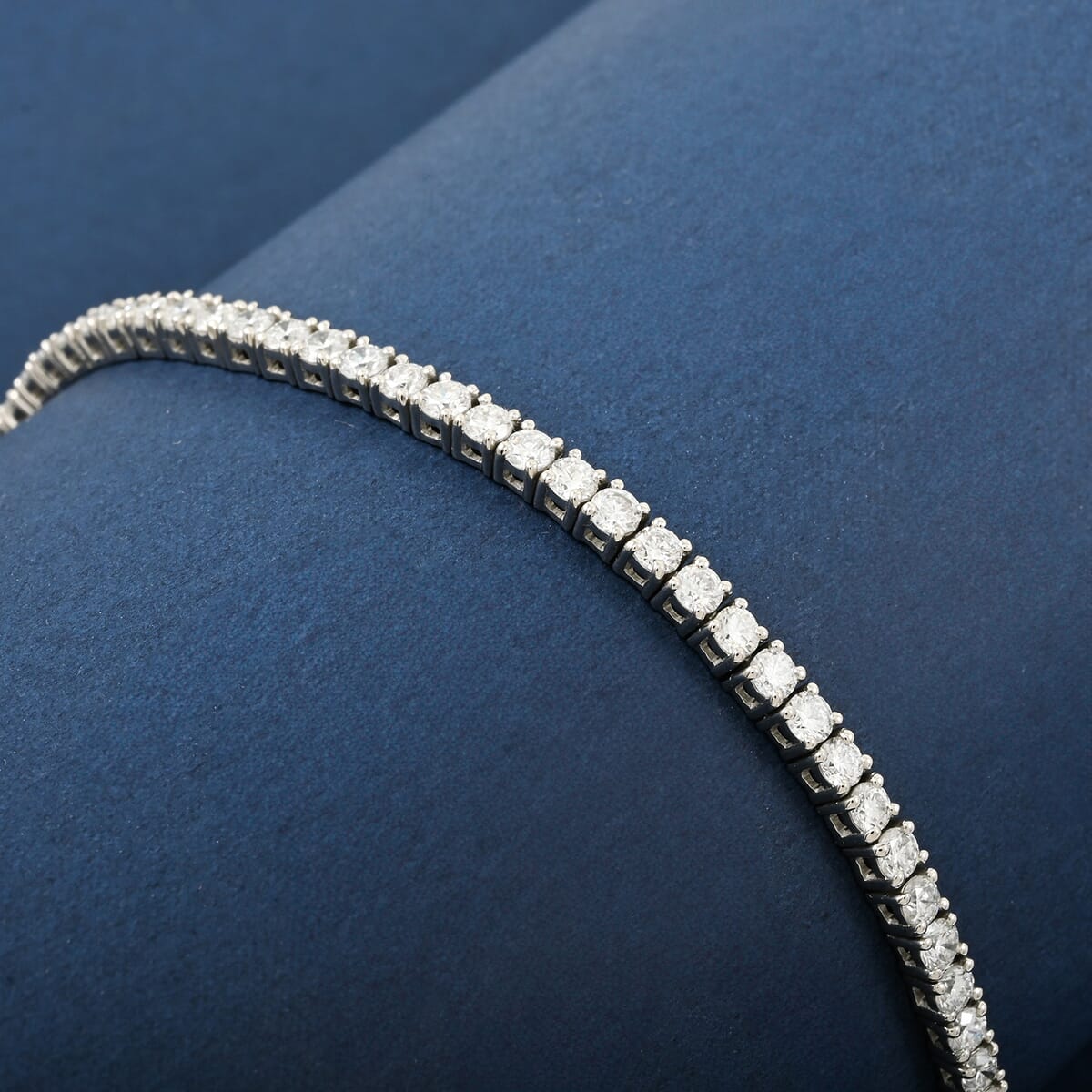 950 Platinum Luxuriant Lab Grown Diamond G VS 4.00 ctw Tennis Bracelet (7.25 In) 12.80 Grams image number 1