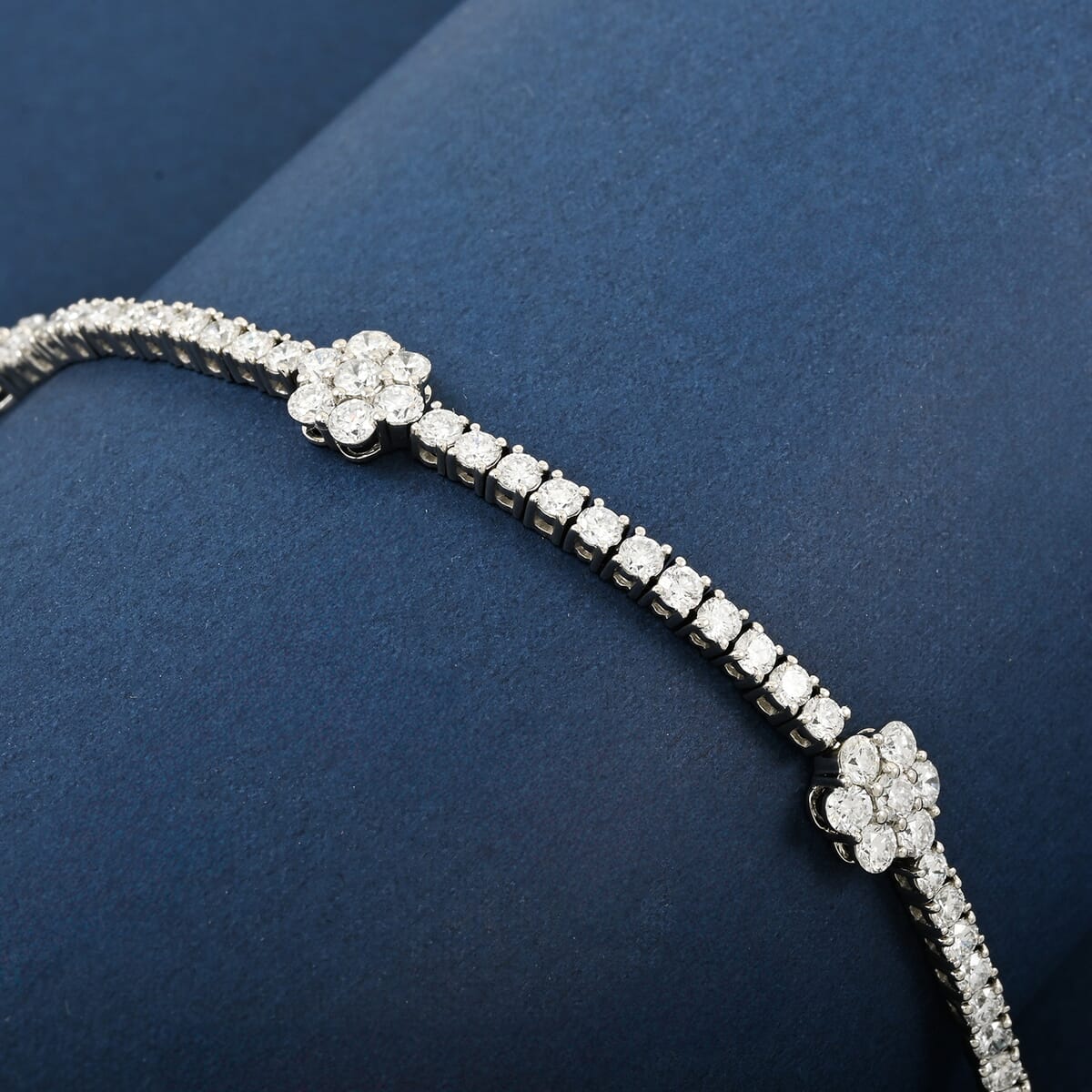 NY CLOSEOUT 950 Platinum Luxuriant Lab Grown Diamond (VVS - EF) Bracelet (13.35 g) (7.25 In) 5.25 ctw image number 1