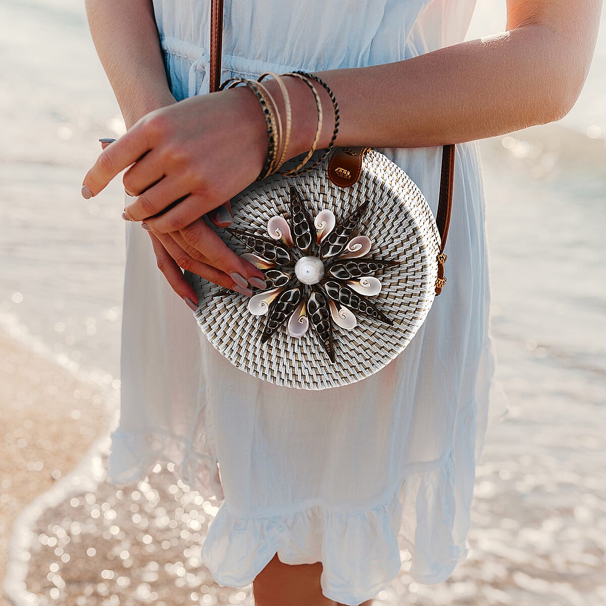 Tamsy Handmade White Round Crossbody Bag with Shell image number 2