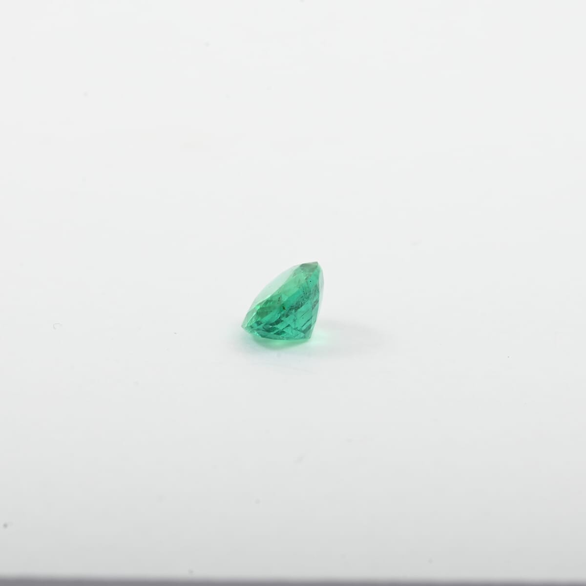Certified & Appraised AAAA Nova Era Emerald (Ovl 9x7 mm) 1.80 ctw image number 2
