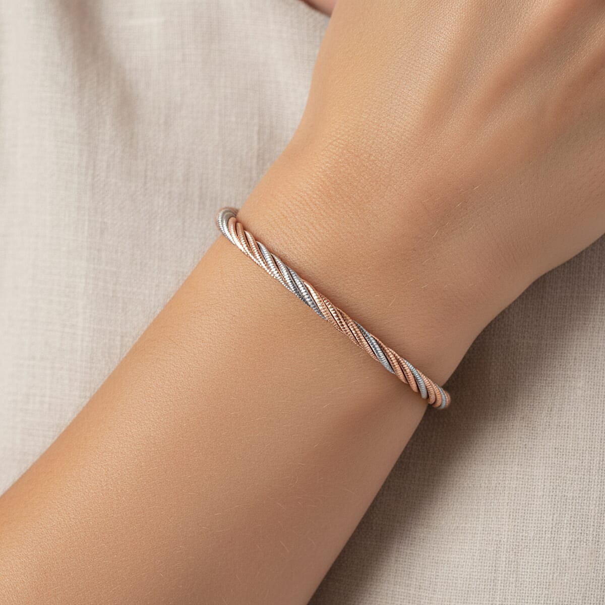  Italian Twisted Omega Chain Bracelet in 14K RG and Rhodium Over Sterling Silver (7.25 In) 8.6 Grams image number 2