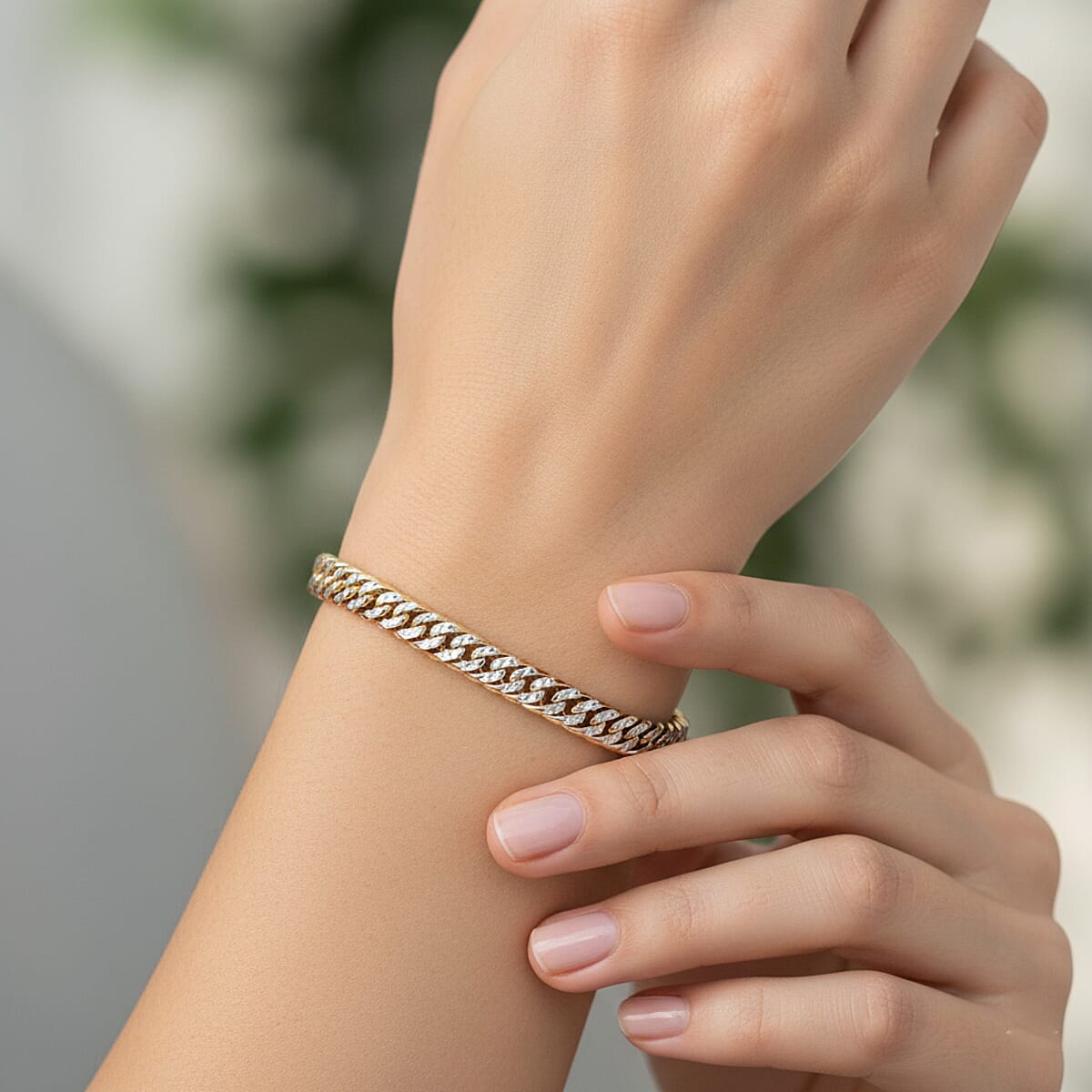 Italian Curb Chain Bracelet in 14K YG Over and Sterling Silver (7.50 In) 11.60 Grams image number 2